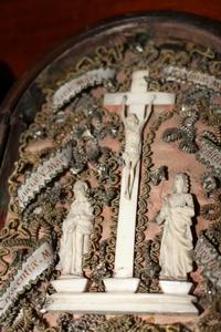 Reliquary / Small Travel - Altar Calvary Hand-Carved Bone en walnut wood, Italy 18 th century