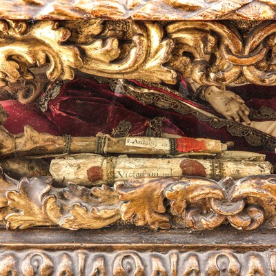 Exceptional Reliquary - Shrine Ex Ossibus Relics : St. Victoriani M. St. Severini M. St. Anthony M. St. Hyacinthi M. & More style Rococo - Style en Wood Polychrome / Glass / Wax Seal /  Glass, Belgium  17 / 18 th century