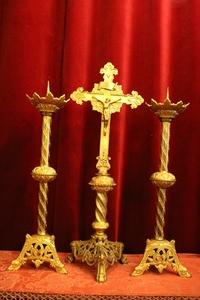 Altar - Cross And Matching Candle Sticks. Measures Cross 70 X 25 Cm. style Romanesque en Bronze / Gilt, France 19th century