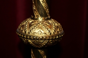 Altar - Cross And Matching Candle Sticks. Measures Cross 70 X 25 Cm. style Romanesque en Bronze / Gilt, France 19th century