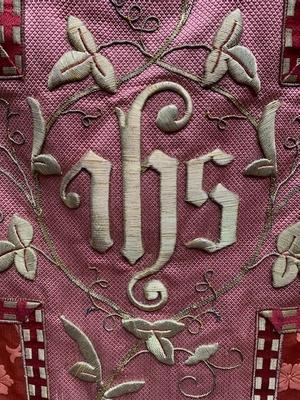 Chasuble Maison J.A. Henry  style Romanesque en hand embroidered / Fabrics, Lyon France 19th century ( anno 1890 )