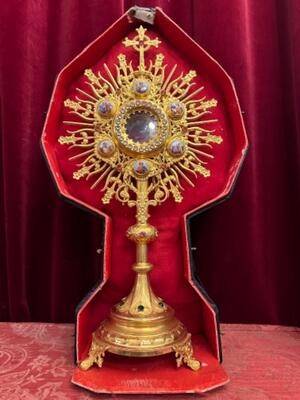 Monstrance With Original Case & Lunula style Romanesque - Style en Brass / Gilt / Enamel Medallions / Stones, France 19 th century ( Anno 1875 )