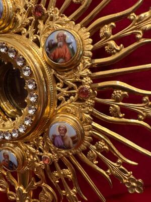 Monstrance With Original Case & Lunula style Romanesque - Style en Brass / Gilt / Enamel Medallions / Stones, France 19 th century ( Anno 1875 )