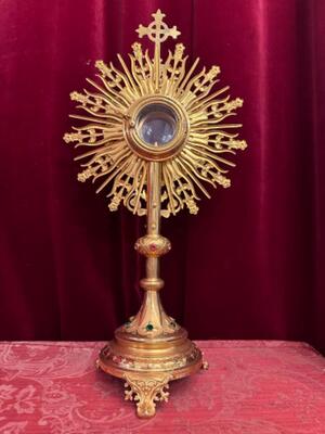 Monstrance With Original Case & Lunula style Romanesque - Style en Brass / Gilt / Enamel Medallions / Stones, France 19 th century ( Anno 1875 )