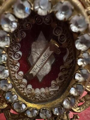 Reliquary - Relic Ex Ossibus St. Eustella style Romanesque - Style en Brass - Gilt / Stones / Originally Sealed / Glass, France 19 th century ( Anno 1890 )