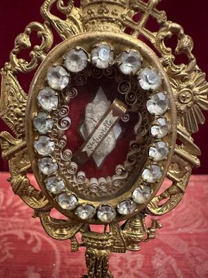 Reliquary - Relic Ex Ossibus St. Eustella style Romanesque - Style en Brass - Gilt / Stones / Originally Sealed / Glass, France 19 th century ( Anno 1890 )