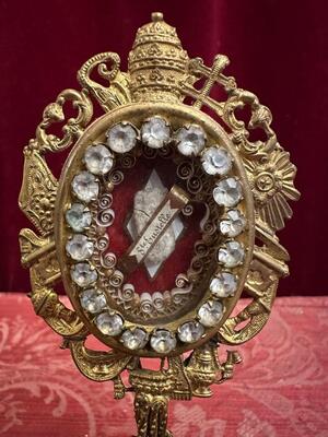 Reliquary - Relic Ex Ossibus St. Eustella style Romanesque - Style en Brass - Gilt / Stones / Originally Sealed / Glass, France 19 th century ( Anno 1890 )