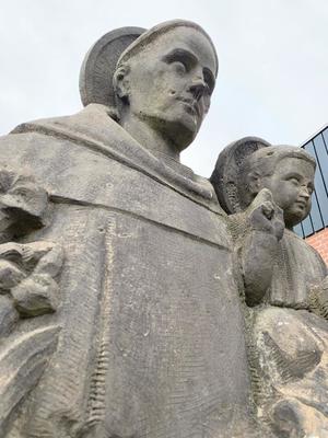 St. Anthony-Sculpture en hand-carved Sandstone, SOURCE: ST. ANTONIUS & ST. HILDEGARDIS-CHURCH ROTTERDAM - THE NETHERLANDS. 20th century (Anno 1930)