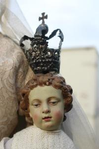 Stake - Madonna. Silver Crowns And Scepter. en hand-carved wood polychrome / Dressed, Belgium 18 th century