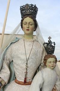 Stake - Madonna. Silver Crowns And Scepter. en hand-carved wood polychrome / Dressed, Belgium 18 th century