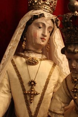 Stake - Madonna. Silver Crowns And Scepter. en Handcarved Polychrome Dressed, Flemish 19th century