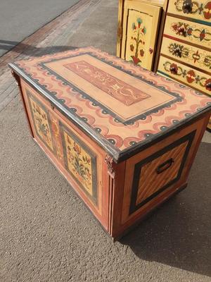 Trunk en Wood Polychrome, Hungary 19 th century