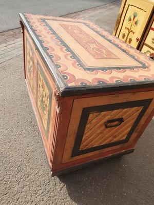 Trunk en Wood Polychrome, Hungary 19 th century