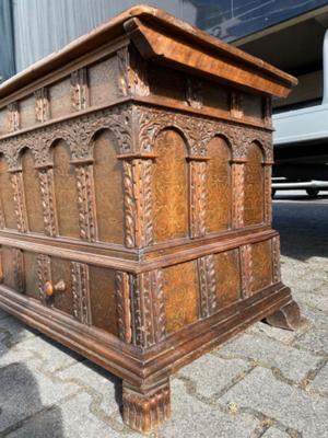 Trunk en Wood, France 18 th century