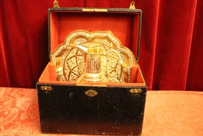 Unique Glass Jug And Matching Brass Platter For Footwashing-Liturgy On Maundy Thursday In Original Case en Brass / Glass, Belgium 19th century