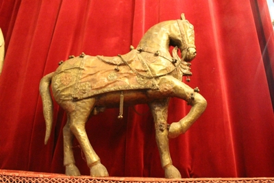 Unusual Antique Hand Carved Wooden Pagent Horse With Brass And Copper Overlay.  Adorned With Decorative Tassels, Chains And Engraved Work  Throughout en Wood / Brass / Copper, Tibet ?