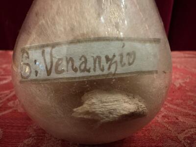 Very Rare Glass-Bulb-Reliquary Ex Ossibus St. Venantius Of Camerino en Glass / Originaly Sealed / Fabrics, Italy  18 th century ( Anno 1790 )