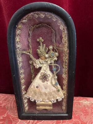 Wax Child Jesus Monastery - Hand - Work Silk Clothing Fully Brocade Embroidery en Wood / Glass / Silk / Brocade / Wax / Gem Stones., Southern Germany 18 th century