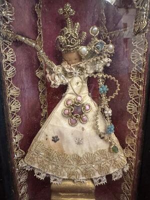 Wax Child Jesus Monastery - Hand - Work Silk Clothing Fully Brocade Embroidery en Wood / Glass / Silk / Brocade / Wax / Gem Stones., Southern Germany 18 th century