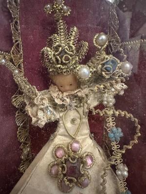 Wax Child Jesus Monastery - Hand - Work Silk Clothing Fully Brocade Embroidery en Wood / Glass / Silk / Brocade / Wax / Gem Stones., Southern Germany 18 th century