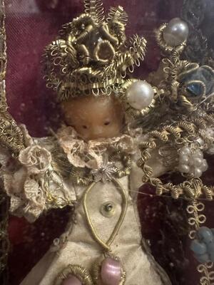 Wax Child Jesus Monastery - Hand - Work Silk Clothing Fully Brocade Embroidery en Wood / Glass / Silk / Brocade / Wax / Gem Stones., Southern Germany 18 th century