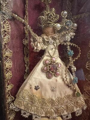 Wax Child Jesus Monastery - Hand - Work Silk Clothing Fully Brocade Embroidery en Wood / Glass / Silk / Brocade / Wax / Gem Stones., Southern Germany 18 th century