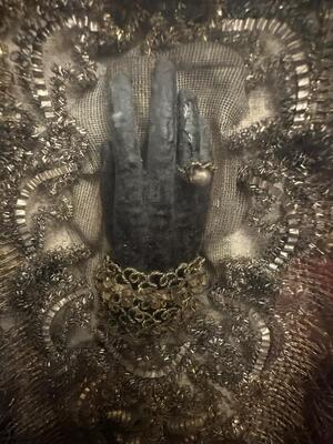 Wax Hand Of St. Ann. Devotional Monastery - Work. en Fully hand - work /  Wax / Glass / Wood / Fabrics., Southern Germany 18 th century ( Anno 1785 )