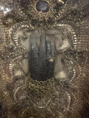 Wax Hand Of St. Ann. Devotional Monastery - Work. en Fully hand - work /  Wax / Glass / Wood / Fabrics., Southern Germany 18 th century ( Anno 1785 )