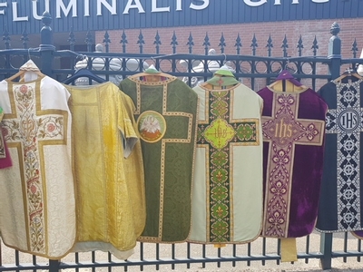 Another Lot Of 100 Used Vestments With Attributes In Very Good Condition en Fabric, The Netherlands 20th century