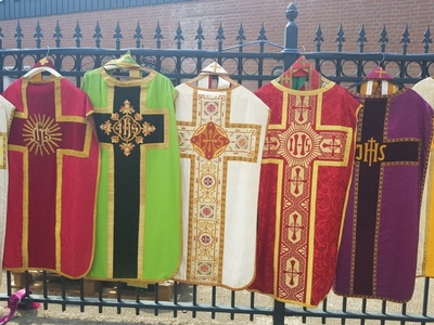 Another Lot Of 100 Used Vestments With Attributes In Very Good Condition en Fabric, The Netherlands 20th century