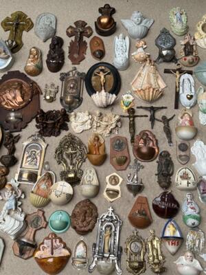 Collection Holy Water Holders en Porcelain / Wood / Terra - Cotta / Brass / Zinc Etc.., Belgium / France / Netherlands / Spain / Portugal 19 th century & 20 th Century