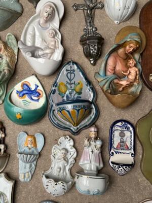Collection Holy Water Holders en Porcelain / Wood / Terra - Cotta / Brass / Zinc Etc.., Belgium / France / Netherlands / Spain / Portugal 19 th century & 20 th Century