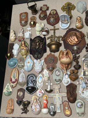 Collection Holy Water Holders en Porcelain / Wood / Terra - Cotta / Brass / Zinc Etc.., Belgium / France / Netherlands / Spain / Portugal 19 th century & 20 th Century