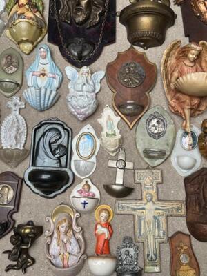Collection Holy Water Holders en Porcelain / Wood / Terra - Cotta / Brass / Zinc Etc.., Belgium / France / Netherlands / Spain / Portugal 19 th century & 20 th Century