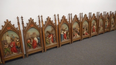 Stations Of The Cross. Signed  : Henri Gerard Namur Belgium style Gothic - style en Oak Wooden Frames / Wood Pap Reliefs, Namur Belgium 19th century