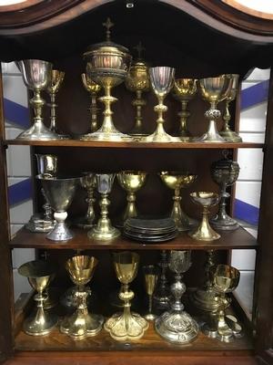 Large Collection : Chalices,Ciboria, Vestments,Monstrances,Reliquary,Cabinets,Candlesticks, Etc.  en Silver,Bronze,Brass,Etc., Dutch 18 th & 19th century