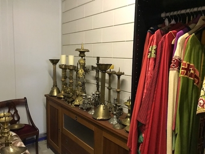 Large Collection : Chalices,Ciboria, Vestments,Monstrances,Reliquary,Cabinets,Candlesticks, Etc.  en Silver,Bronze,Brass,Etc., Dutch 18 th & 19th century