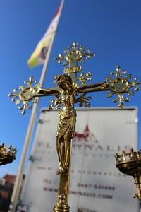 Altar - Cross With Matching Pair Candle Sticks en Brass / Bronze, Belgium 19th century