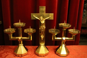 Altar - Set Matching Candle Sticks With Cross. Measures Are From The Cross. style ART - DECO en Bronze, Belgium 20th century