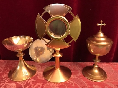 Altar - Set Monstrance - Ciborium - Chalice. Paten And Lunela Full Silver. Measures: Monstrance style Art - Nouveau en Brass Gilt  / Silver, Dutch 20th century (  anno about 1950 )