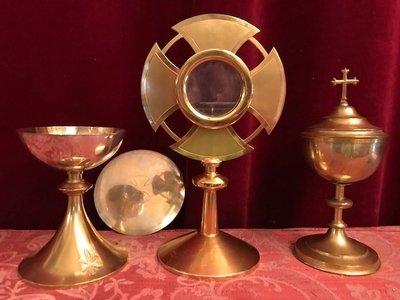 Altar - Set Monstrance - Ciborium - Chalice. Paten And Lunela Full Silver. Measures: Monstrance style Art - Nouveau en Brass Gilt  / Silver, Dutch 20th century (  anno about 1950 )