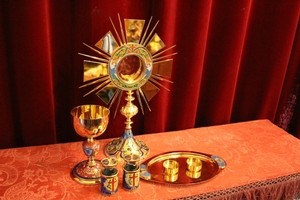 Chalice, Monstrance, Cruets. en brass / gilt / emaille, 20th century