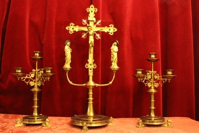 Altar - Set Candle Sticks With Matching Cross. Height Cross 57 style Gothic - style en Brass / Bronze / Gilt, Belgium 19th century