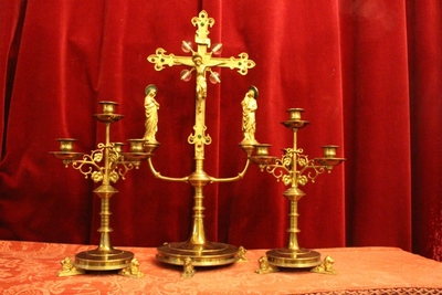 Altar - Set Candle Sticks With Matching Cross. Height Cross 57 style Gothic - style en Brass / Bronze / Gilt, Belgium 19th century