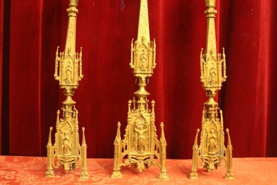 Altar - Set Candle Sticks With Matching Cross. Height Cross 85 Cm. style Gothic - style en Bronze / Gilt, France 19th century