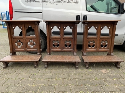 Matching Kneelers style Gothic - style en Oak wood, Belgium 19th century ( anno 1890 )