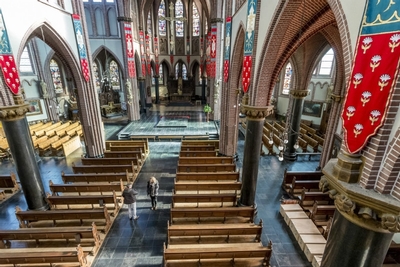 Loading 34 Pews Form Holy Heart Church Boxtel Netherlands September 2017 style Gothic - style en Oak wood, Dutch 19th century