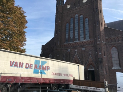 Loading 34 Pews Form Holy Heart Church Boxtel Netherlands September 2017 style Gothic - style en Oak wood, Dutch 19th century