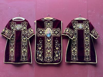 Gothic - Style Complete High - Mass Set, With Chasuble , 2 Dalmatics, Cope, 3 Maniples, 2 Stoles, Burse & Chalice - Veil. en Red Velvet / Brocade Stickery, Southern Netherlands 19 th century