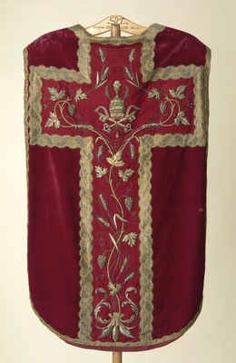 Complete Highmass Set, With  Chasuble , 2 Dalmatics, Cope, 3 Maniples, 2 Stolae,  Burse Und Chaliceveil. style Romanesque en red velvet. Goldstitchery., Southern Netherlands 18 th century